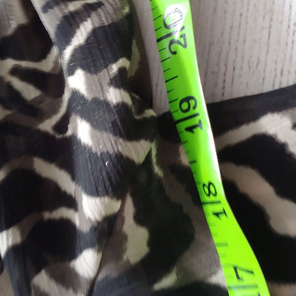 ANNE KLEIN ABSTRACT ANIMAL PRINT RUFFLE TOP - Picture 8 of 9